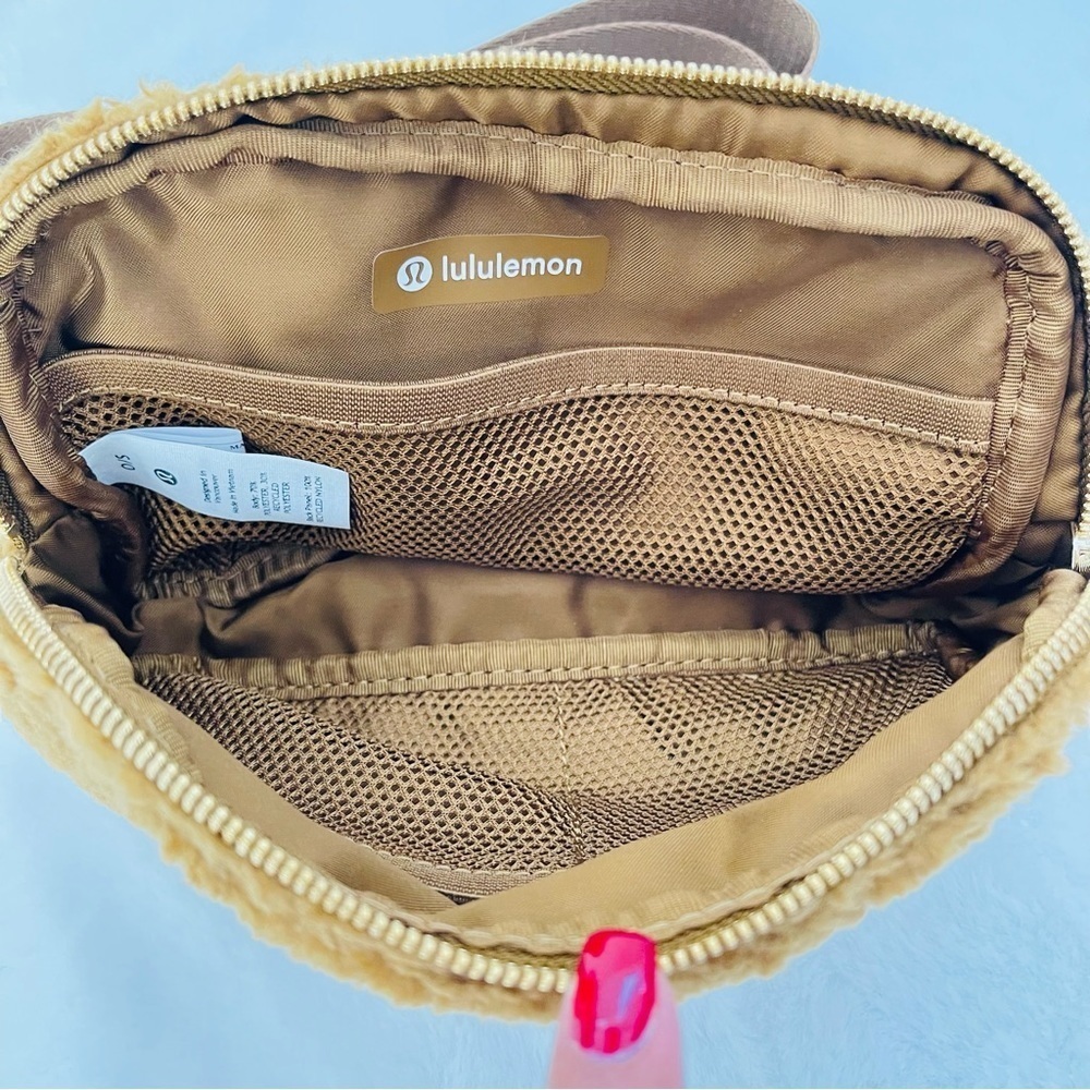 Lululemon Everywhere Fleece Belt Bag - Picture 7 of 11